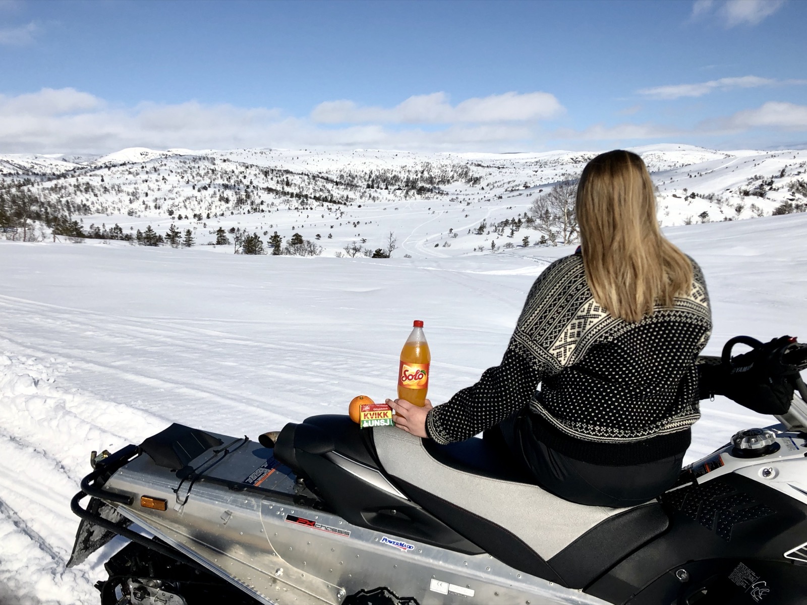 Pause på scooteren med utsikt over fjellet